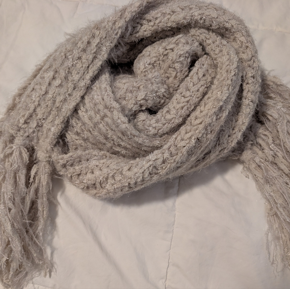 🧶 Plush Knit Beige Scarf - Picture 4 of 6